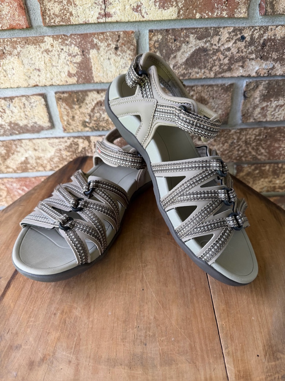 Viakix Acadia Hiking Sandal Women’s Size 11 Beautiful Condition!